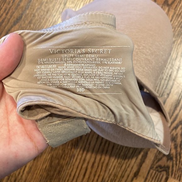 Victoria’s Secret bras. - Picture 4 of 4